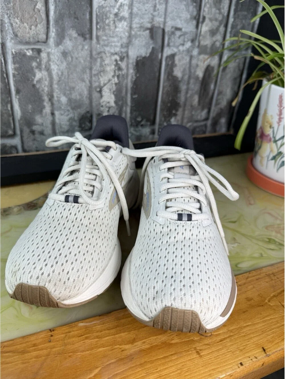 Brooks 1204031B131 Women’s White/Gray/Beige Low Top Lace-Up Logo Mesh Rubber